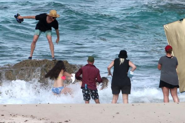 Ünlü modelin zor anları! Çıplak poz verirken denize düştü - Resim: 3