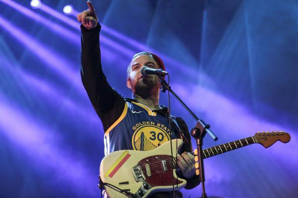 Eşinin konserinde neye uğradığını şaşırdı! - Resim: 3