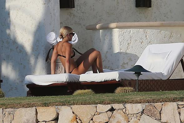 Seks bağımlısı sevgilisinin yanında çıplak güneşlendi - Resim: 2