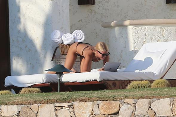 Seks bağımlısı sevgilisinin yanında çıplak güneşlendi - Resim: 4