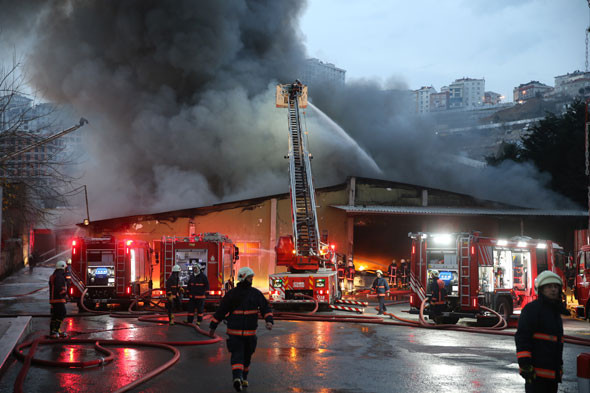 İstanbul'da korkutan yangın! Beyaz eşya deposu... - Resim: 1
