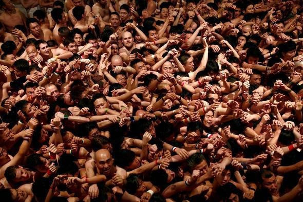 Akıl sır ermiyor! Dondurucu soğukta çırıl çıplak soyunup... - Resim: 1