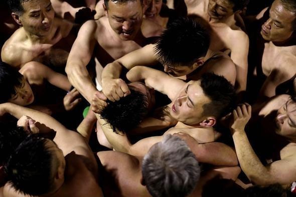 Akıl sır ermiyor! Dondurucu soğukta çırıl çıplak soyunup... - Resim: 2