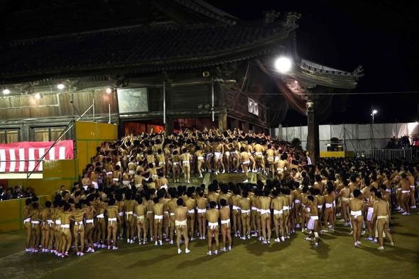 Akıl sır ermiyor! Dondurucu soğukta çırıl çıplak soyunup... - Resim: 3