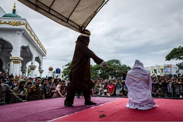 Eşcinsel ilişkiye meydanda, herkesin gözü önünde kırbaç cezası! - Resim: 4