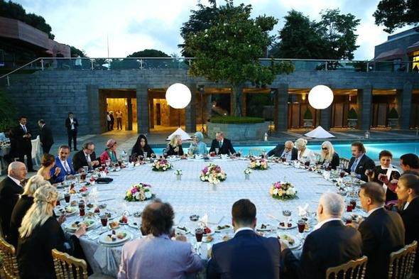 Erdoğan iftarda sanatçılarla ne konuştu fotoğrafın sırrı ortaya çıktı - Resim: 3