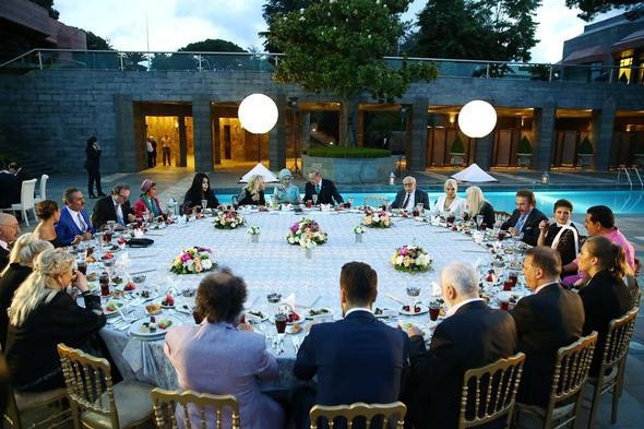 Kıyafeti çok eleştirilmişti Hülya Avşar'dan dekolte açıklaması - Resim: 1