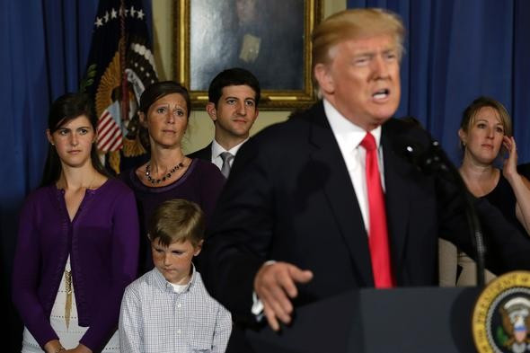 Trump'ın toplantısındaki tuhaf kaşlı kadın olay oldu - Resim: 3