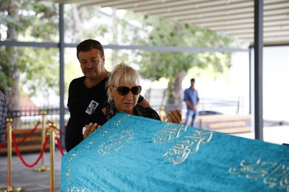 Kuzey Vargın'ın cenazesinde zor anlar! - Resim: 1