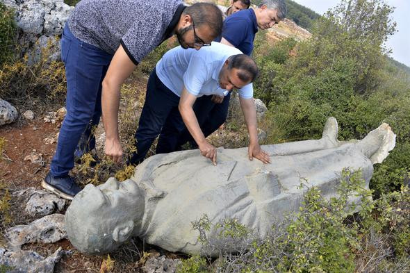 Antalya’da çalılık alanda Atatürk heykeli bulundu! - Resim: 1