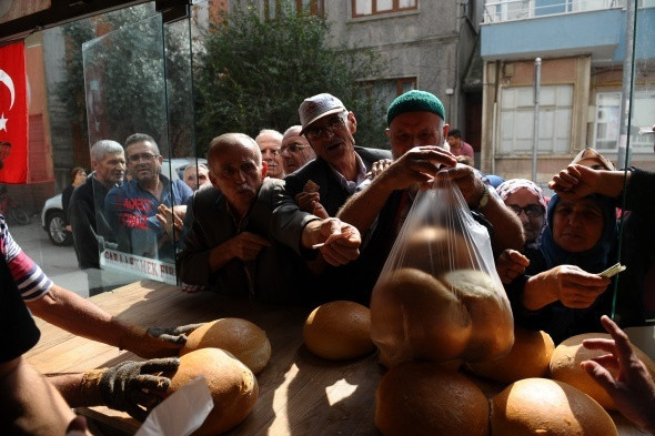 Zam yapanlara inat fiyatı 1 lira yaptı! Kapıda geceden kuyruk oluyor - Resim: 1