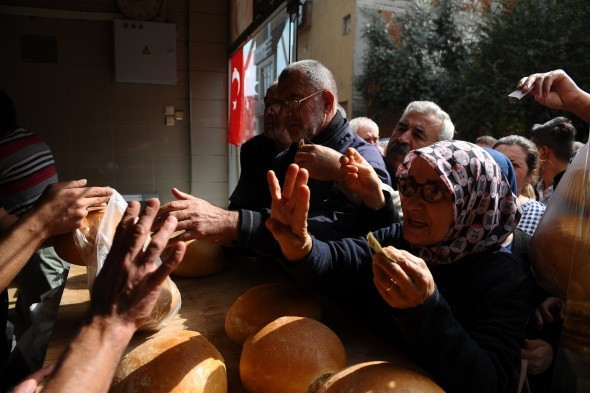 Zam yapanlara inat fiyatı 1 lira yaptı! Kapıda geceden kuyruk oluyor - Resim: 2
