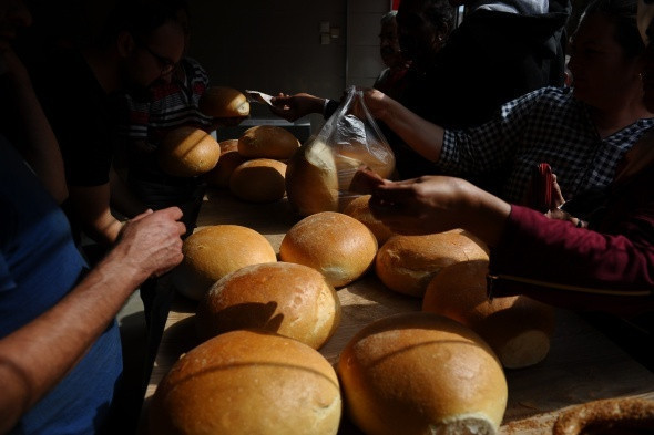 Zam yapanlara inat fiyatı 1 lira yaptı! Kapıda geceden kuyruk oluyor - Resim: 3