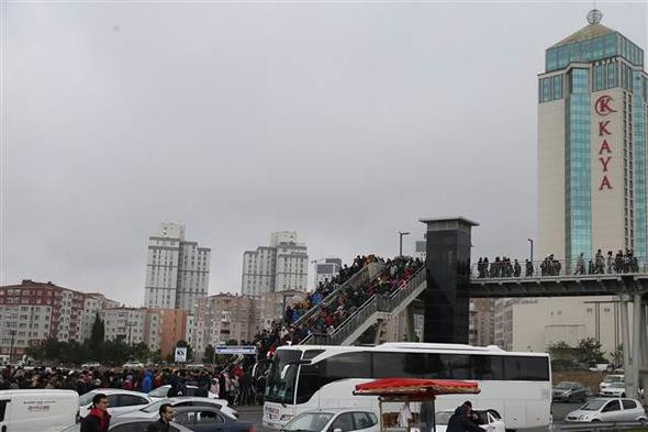  İstanbul Kitap Fuarı'nda hafta sonu yoğunluğu üst geçitler kilitlendi - Resim: 1
