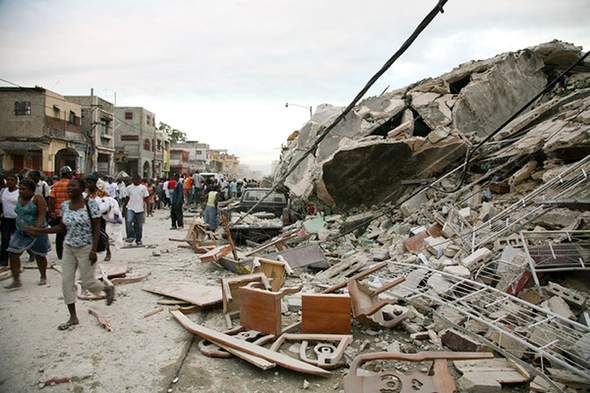 Depremzedelerle seks skandalının fotoğrafları ortaya çıktı - Resim: 1