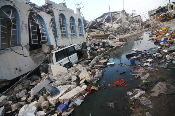 Depremzedelerle seks skandalının fotoğrafları ortaya çıktı - Resim: 2