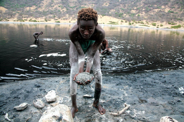Ekmek parası için çırılçıplak suya dalıyorlar! - Resim: 3