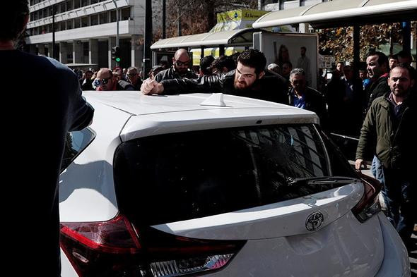 Taksiciler, Uber sürücülerine tekme tokat saldırdı! - Resim: 2