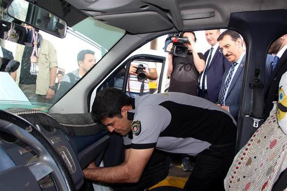 Bakan Tüfenkci’nin incelemesi sırasında kaçak sigara ele geçirildi - Resim: 2