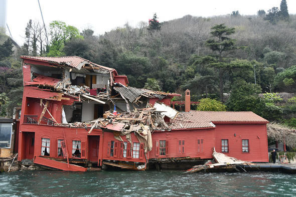 İşte geminin çarptığı yalının içinden ilk görüntüler! Tarih gitti... - Resim: 1