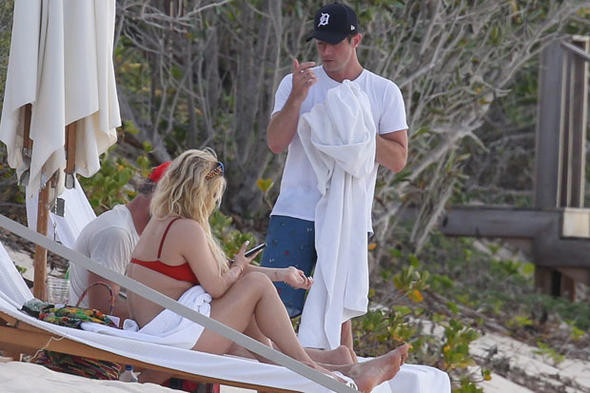 Paparaziler fena yakaladı! Kilolarına havlulu kamuflaj - Resim: 1