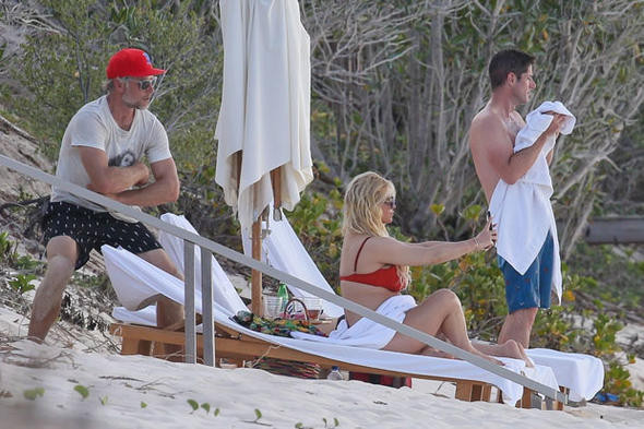 Paparaziler fena yakaladı! Kilolarına havlulu kamuflaj - Resim: 2