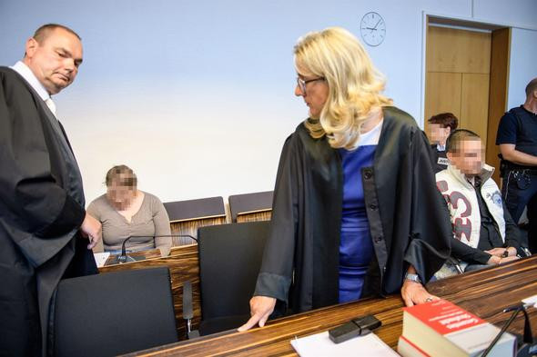 9 yaşındaki oğlunu sapıklara sattı! Detaylar iğrenç - Resim: 2