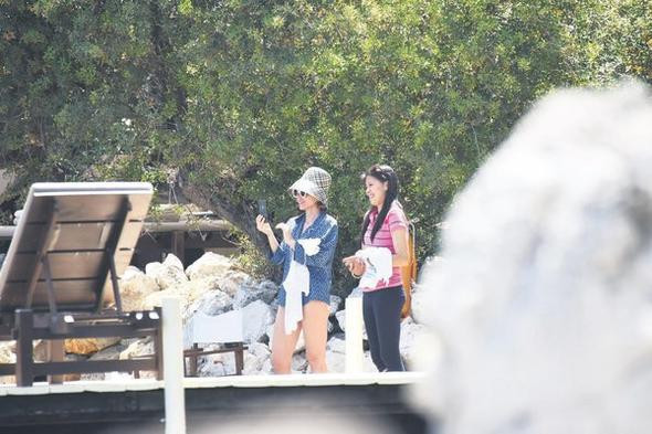 Ünlü şarkıcı karnı acıkan oğlunu şezlongta emzirdi! - Resim: 2