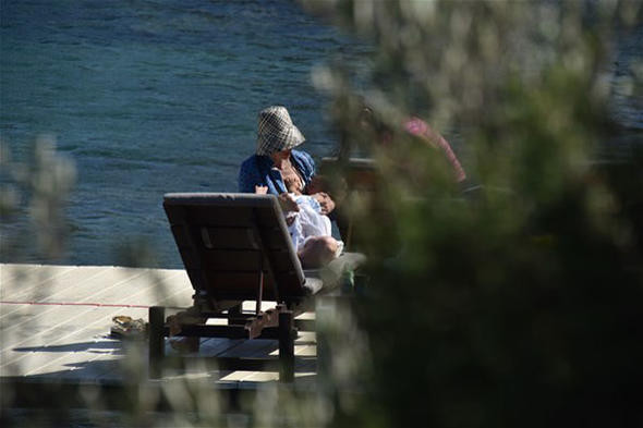 Ünlü şarkıcı karnı acıkan oğlunu şezlongta emzirdi! - Resim: 3