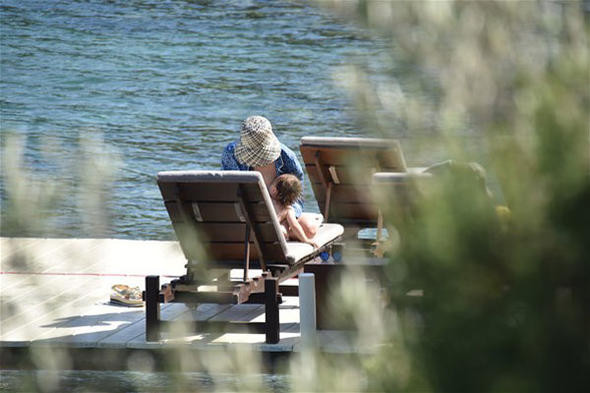 Ünlü şarkıcı karnı acıkan oğlunu şezlongta emzirdi! - Resim: 4