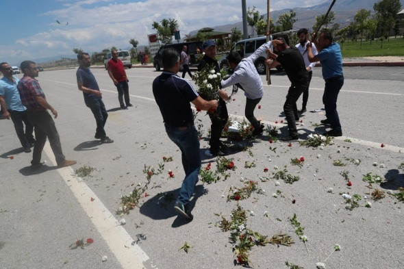 Cenazede olay: Çiçeğinizi şehide değil Demirtaş'a gönderin - Resim: 3