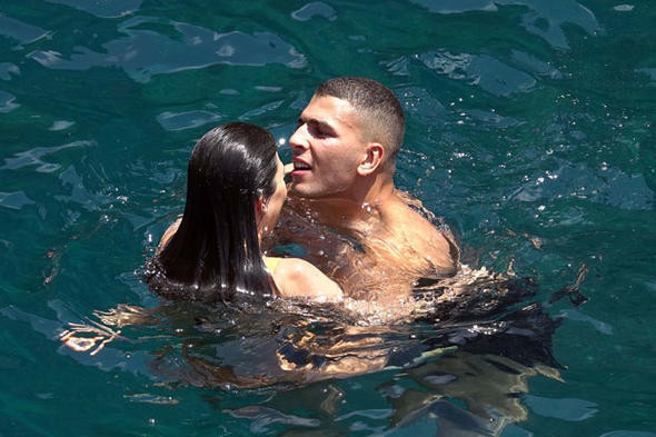 Genç sevgilisiyle tatile çıktı ters ışık kurbanı oldu - Resim: 2