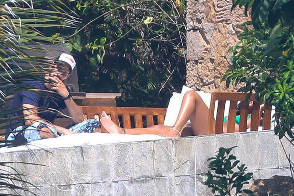 Rihanna öfkeden çılgına döndü sevgilisini fırçaladı - Resim: 1