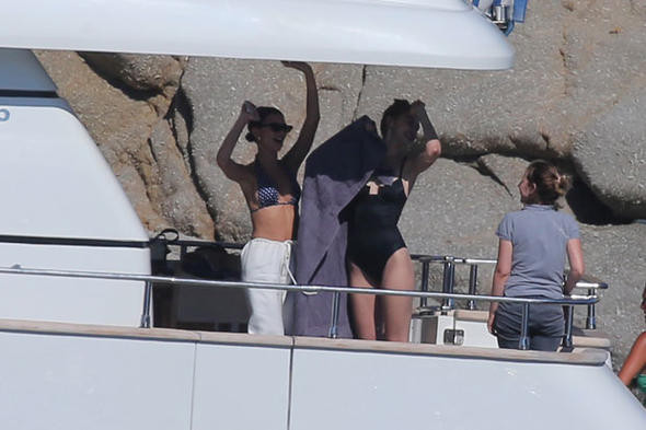 Emily Ratajkowski ve Gigi Hadid tekne turunda nefes kesti - Resim: 1