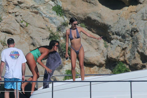 Emily Ratajkowski ve Gigi Hadid tekne turunda nefes kesti - Resim: 3