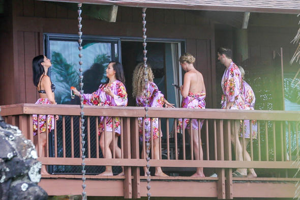 Düğün telaşıyla balkonda üstsüz yakalandı - Resim: 2