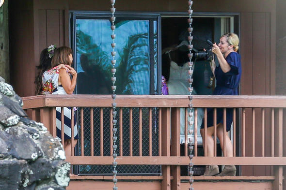 Düğün telaşıyla balkonda üstsüz yakalandı - Resim: 3