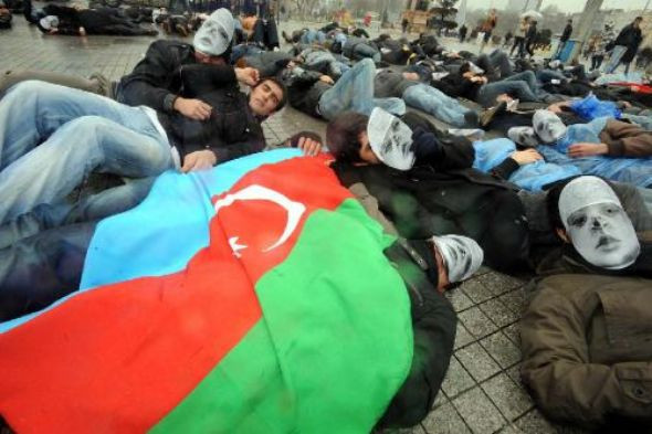 Azerbaycan Türkleri'nin katledilişini böyle andılar! - Resim: 2