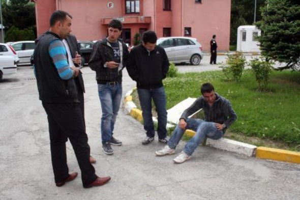 Bir kız yüzünden boğazını kesti! - Resim: 2