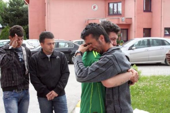 Bir kız yüzünden boğazını kesti! - Resim: 3