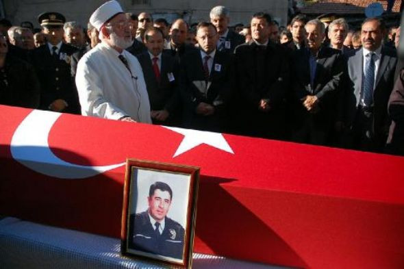 Şehit polisi 2 bin kişi uğurladı - Resim: 1