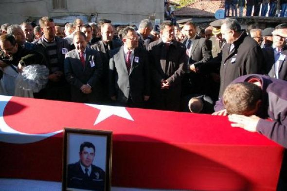 Şehit polisi 2 bin kişi uğurladı - Resim: 2