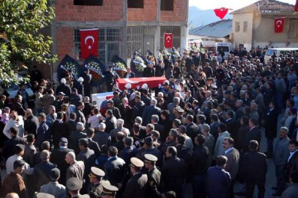 Şehit polisi 2 bin kişi uğurladı - Resim: 3