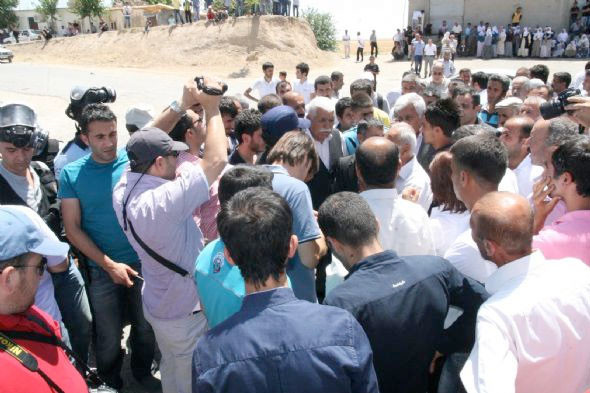 PKK'lının cenazesinde gergin anlar - Resim: 2