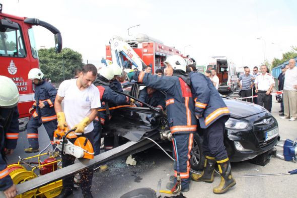 Bariyerler otomobile ok gibi saplandı - Resim: 1