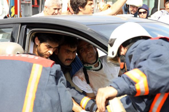 Bariyerler otomobile ok gibi saplandı - Resim: 3