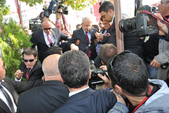 Kemal Kılıçdaroğlu'na gaz sıkıldı - Resim: 1