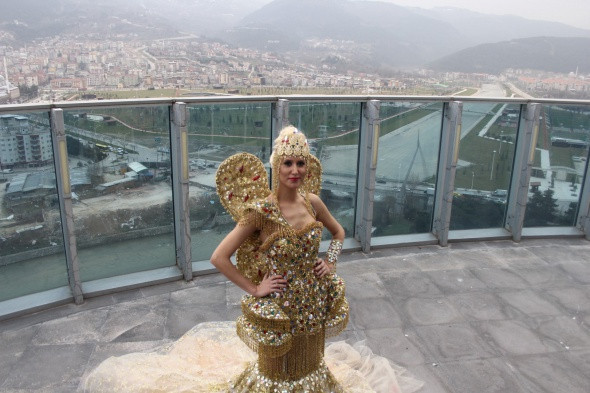 Dünyanın en pahalı gelinliği alıcısını beklıyor - Resim: 2