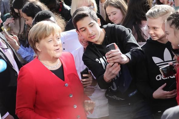 Türk öğrenci Elif Merkel'in katıldığı oturumu yönetti - Resim: 2