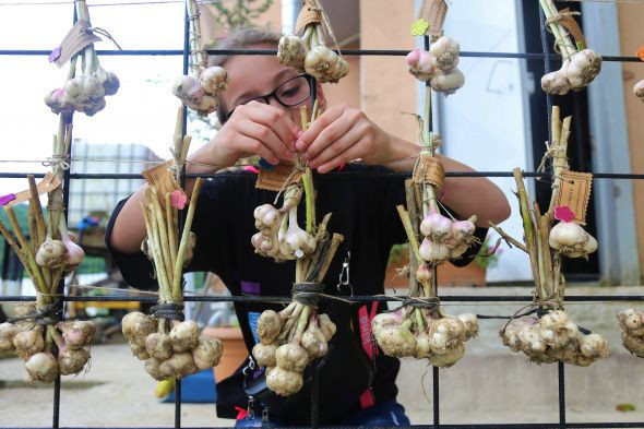 Hiç böyle bir köy okulu görmediniz çocuklar tam bir doğa eğitimi alıyor - Resim: 4